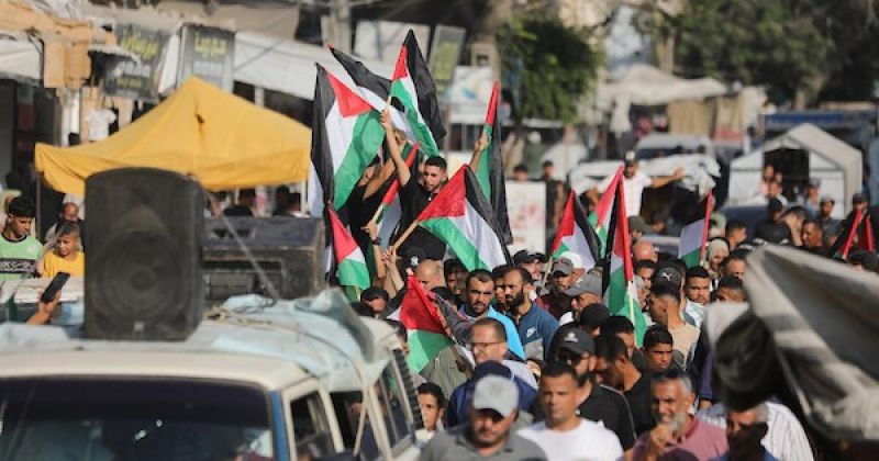مسيرة بمدينة غزة إحياءً لذكرى مرور أكثر من ألف يوم على بدء الحرب