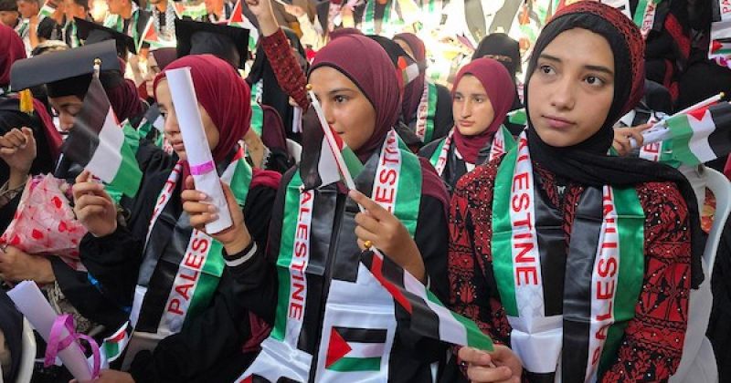 متفوقو خان يونس يحتفلون بالتوجيهي رغم الحرب والنزوح