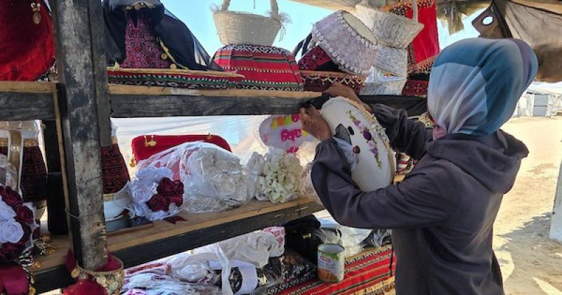 خيمة تجمع بين لقمة العيش وحلم الفرح في مواصي خان يونس