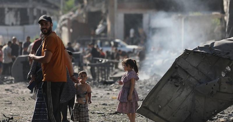 اتهامات متبادلة بشأن المساعدات وإعادة بناء القدرات العسكرية في غزة وسط استمرار الغارات الإسرائيلية