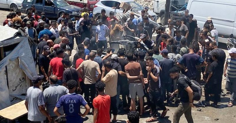 شهداء وجرحى في غارات إسرائيلية على غزة وخان يونس.. والحرّ والتلوث البحري يفاقمان الأزمة الإنسانية في القطاع