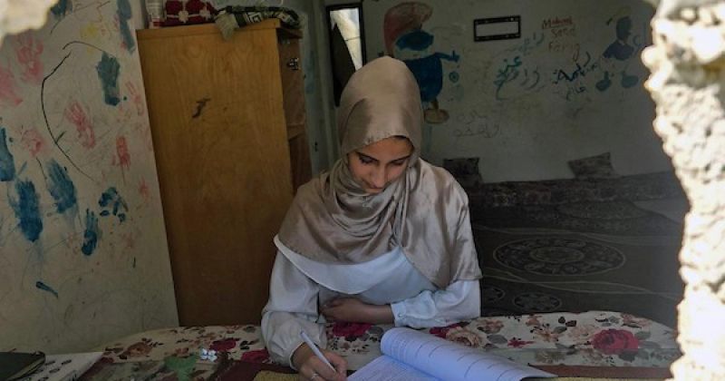 من بين الركام إلى صدارة التوجيهي.. نور عودة تحصد 99.7% وتحلم بدراسة الطب