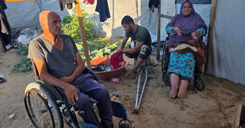 بين البتر والنزوح.. فلسطيني يعيل أسرته الجريحة داخل خيمة في غزة