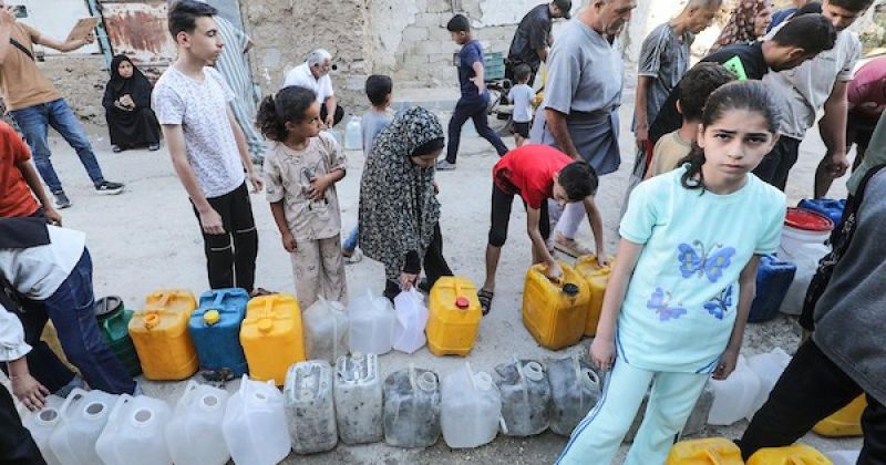 ينتظر السكان لساعات لتأمين حصتهم اليومية من المياه النظيفة