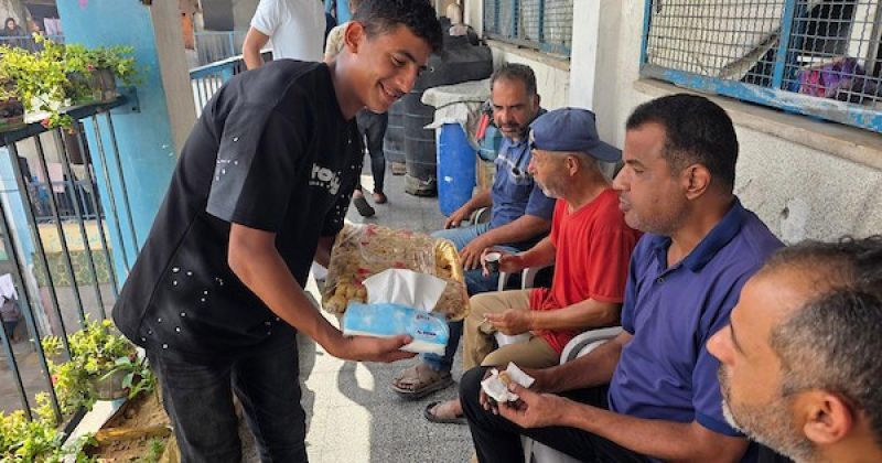 طلاب يحتفلون بإعلان نتائج امتحانات الثانوية العامة وسط الخيام والملاجئ الجماعية والمنازل المتضررة في خان يونس