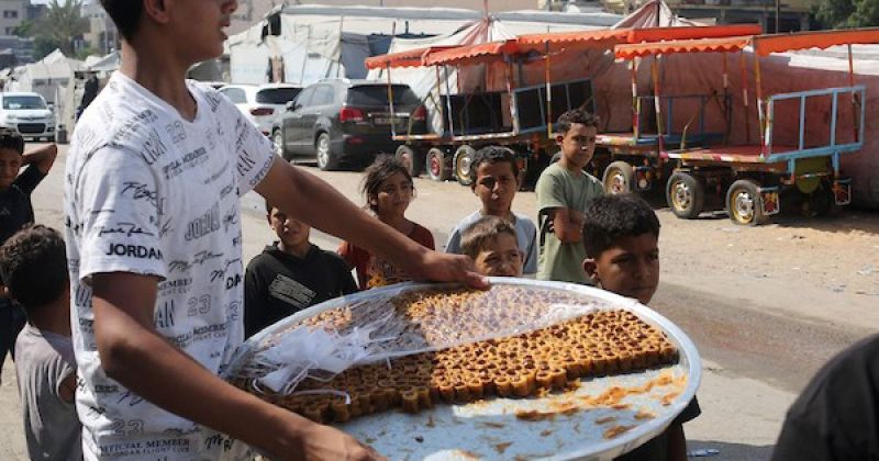 طلاب فلسطينيون وعائلاتهم يحتفلون بإعلان نتائج امتحانات التوجيهي في مدينة غزة