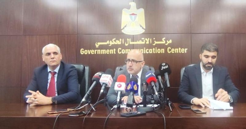 الاقتصاد الفلسطيني أمام مرحلة تقشف ممتدة: نصف راتب حتى نهاية العام وخطة للتحول الرقمي وتأمين المحروقات والصحة