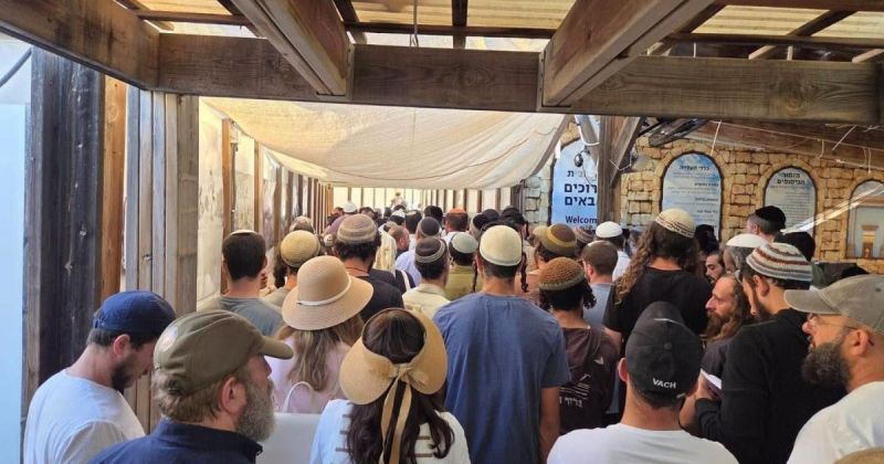 القدس: 346 مستعمراً يدخلون الأقصى وتشديدات عسكرية واعتقال في العيسوية و627 وحدة استعمارية جديدة