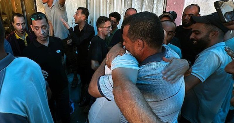 وصول 16 أسيرا محررا إلى مستشفى الأقصى في دير البلح