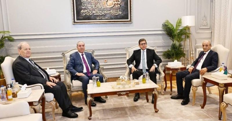 القاهرة تكثّف تحركاتها لترتيب البيت الفلسطيني.. مباحثات مع وفد رفيع ومساعٍ لجمع «فتح» و«حماس» قبل الانتخابات