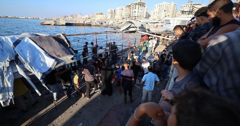 غارة ميناء غزة تفتح سجالاً حول مستقبل وقف إطلاق النار ومطالب فلسطينية بتدخل الوسطاء