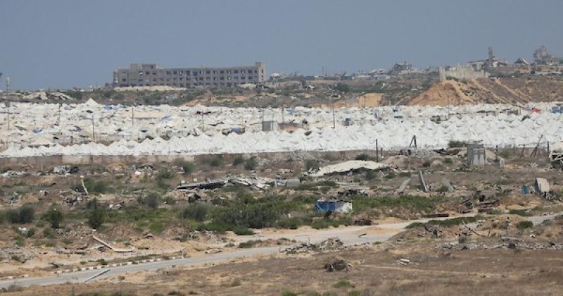 الدمار يطغى على المشهد السكني وسط قطاع غزة