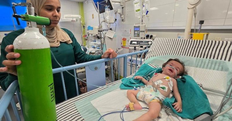 تعطل محطات الأكسجين يفاقم المخاطر الصحية على المرضى في قطاع غزة