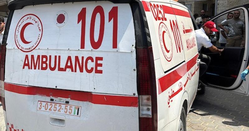 نقل جثمان وعدداً من الجرحى إلى مستشفى الأقصى إثر غارة إسرائيلية استهدفت فناء منزل في دير البلح