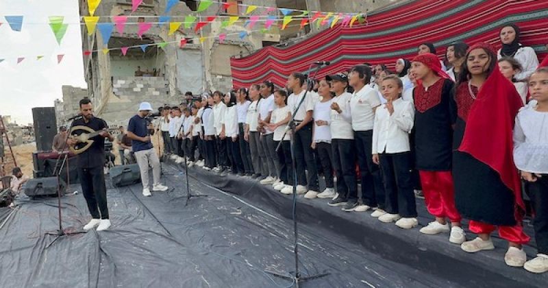غزة تحتفي بتخرج 200 طفل من مخيم «الحرية» الصيفي بعروض فنية ومنتجات يدوية