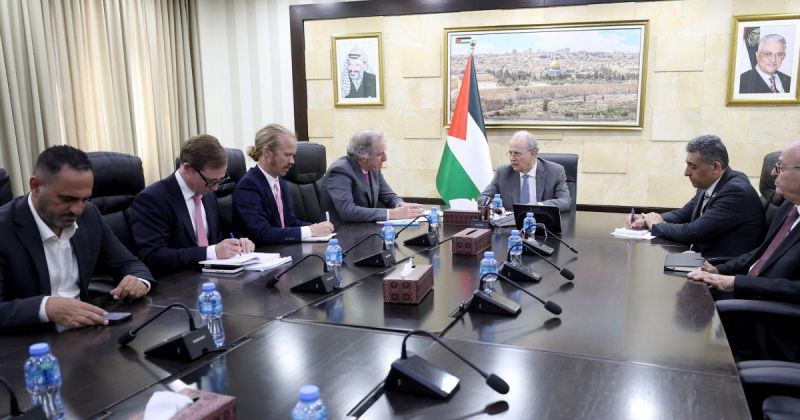مصطفى يبحث مع المبعوث الأوروبي للسلام مستجدات الأوضاع والتطورات الميدانية في الأراضي الفلسطينية