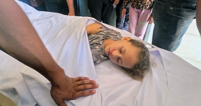 وداع أمل.. طفلة في العاشرة تُشيَّع في خان يونس بعد مقتلها بنيران إسرائيلية