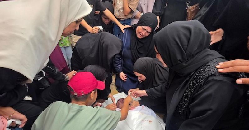 تشييع جثماني ياسر أبو الخير ومحمد نصر الدين في مجمع ناصر الطبي