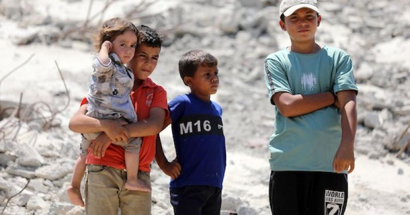 يحاول نازحون مواصلة حياتهم اليومية بالقرب من منازلهم المدمرة في حي الزيتون