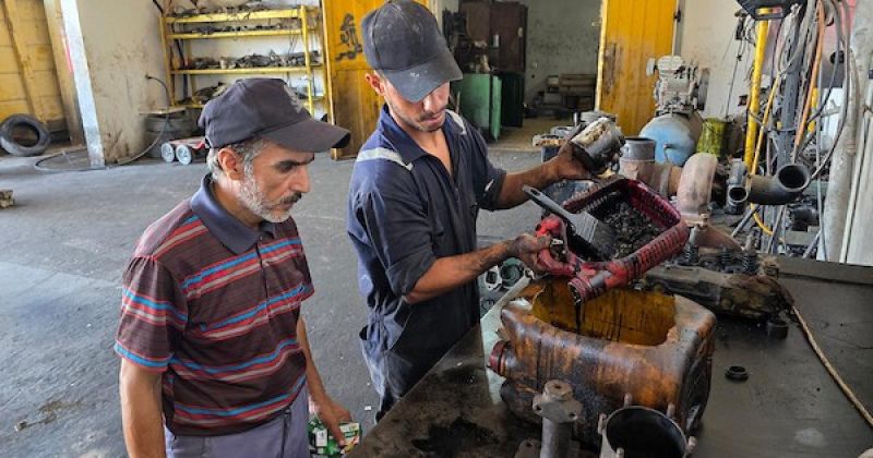 فرق بلدية خان يونس تواصل إصلاح المرافق وسط مخاوف من توقف الخدمات