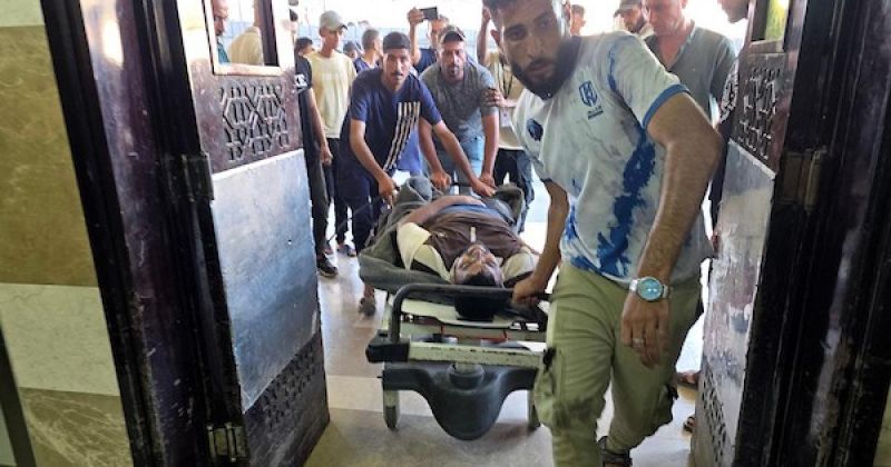 نقل جرحى بينهم أطفال إلى مجمع ناصر الطبي