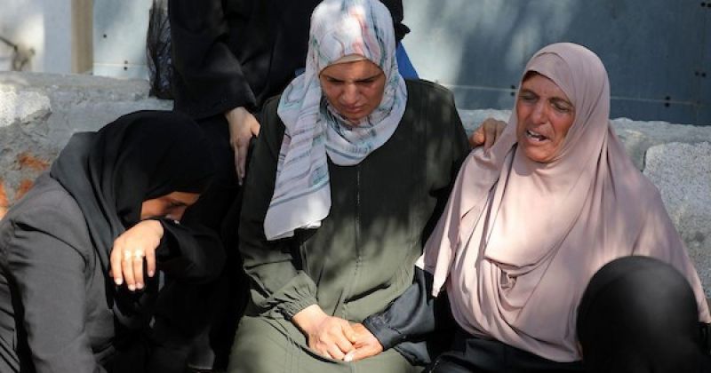 ودّاع جثامين سبعة فلسطينيين قُتلوا في غارة إسرائيلية على مقهى في ميناء غزة