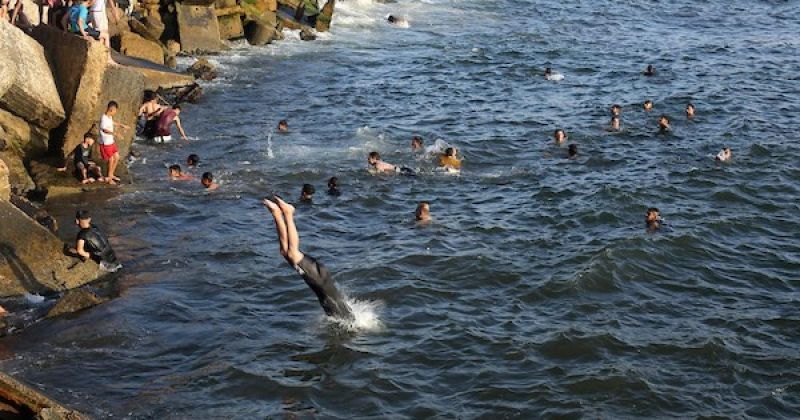 على شاطئ غزة.. فسحة حياة وسط انتظار المجهول