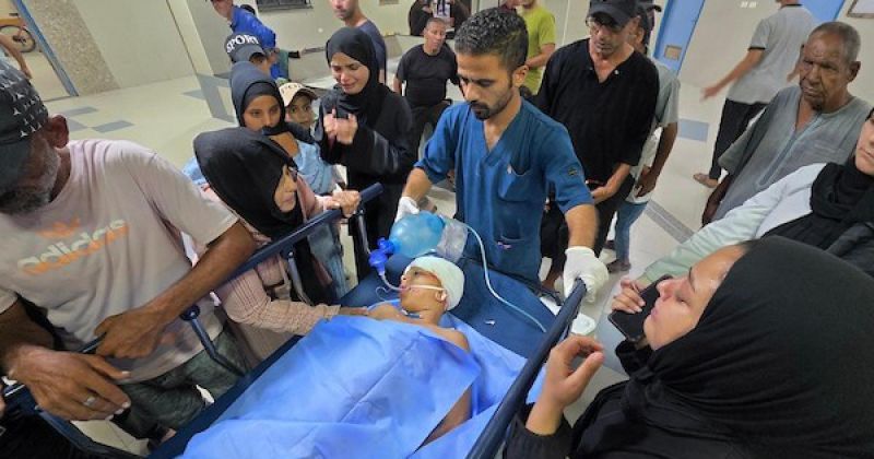 رصاصة في طريق العودة.. طفل من خان يونس يتلقى العلاج بعد إصابته بجروح خطيرة