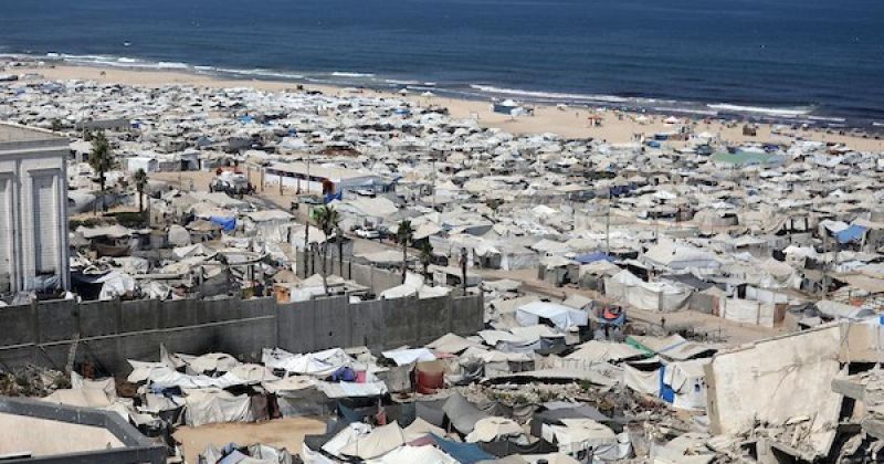 على شاطئ غزة.. خيام النازحين تمتد بين ركام الحرب