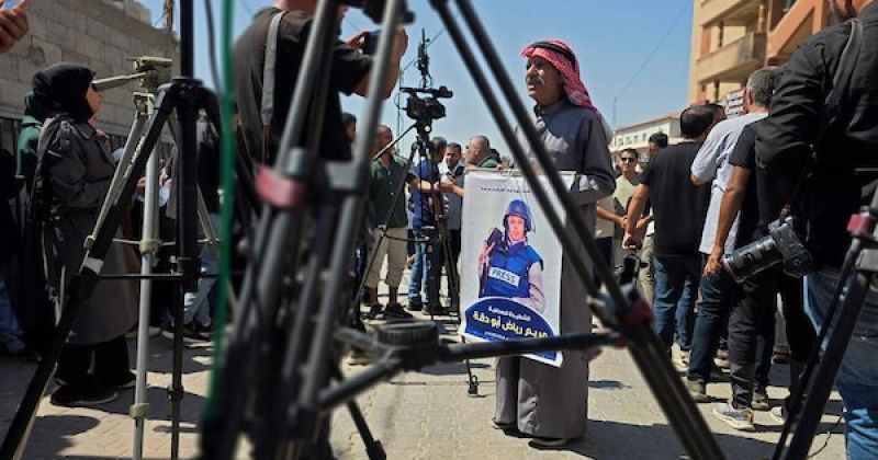 تجمع في ناصر الطبي يطالب بتوفير الحماية للصحفيين والأطباء وفرق الدفاع المدني