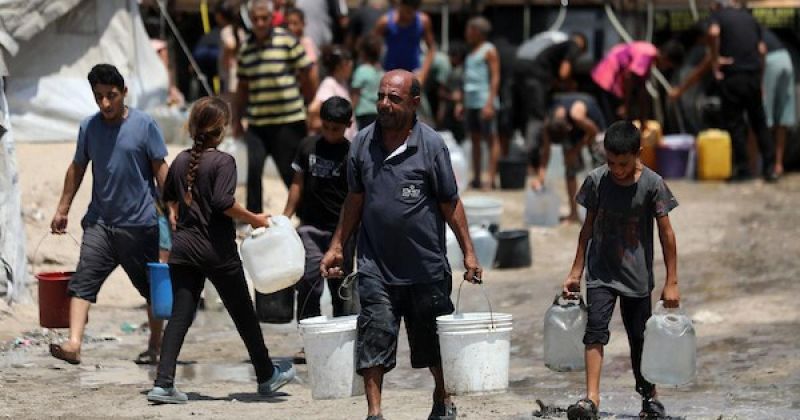 الماء شحيح والحرّ يشتد.. نازحو غزة يصطفون لتأمين احتياجاتهم