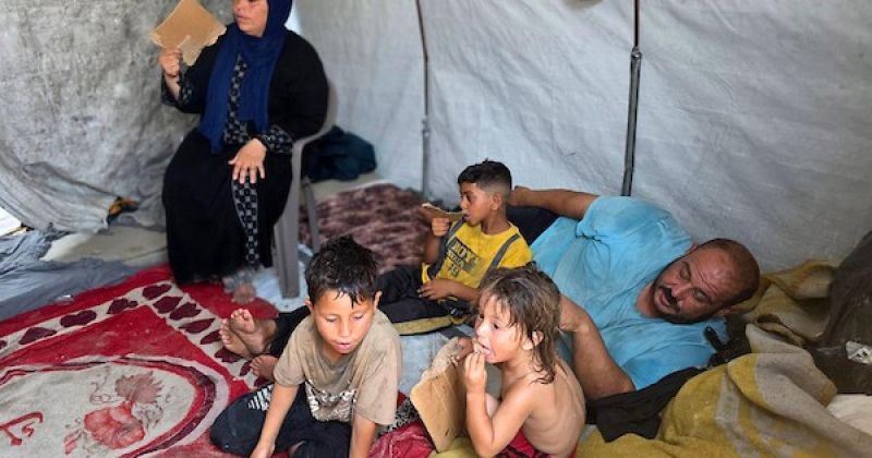 عائلة تحاول مواصلة تفاصيل حياتها اليومية في خيمة وسط موجة حر ونقص في الاحتياجات الأساسية
