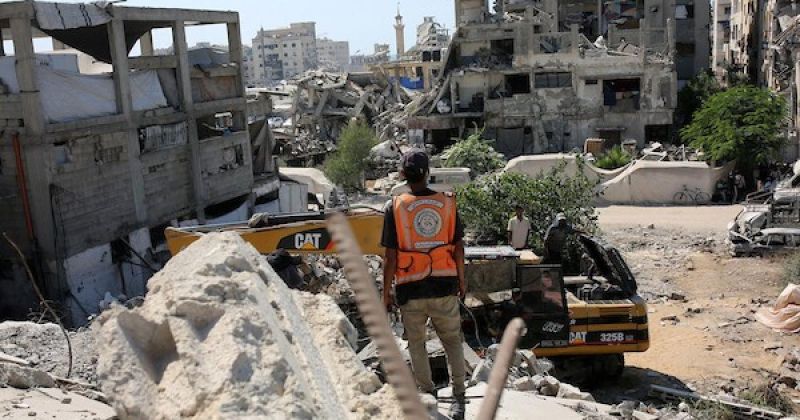بإمكانيات محدودة .. انتشال جثث من تحت أنقاض منزل عائلة غربية بمدينة غزة