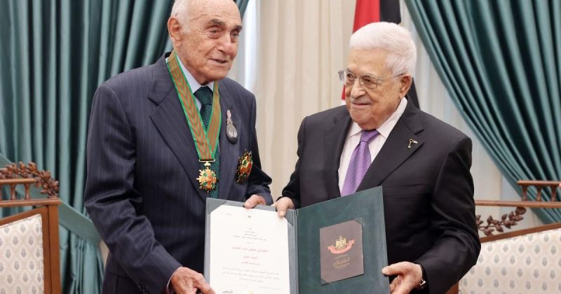 أبومازن يقلد منيب المصري "النجمة الكبرى" من وسام القدس