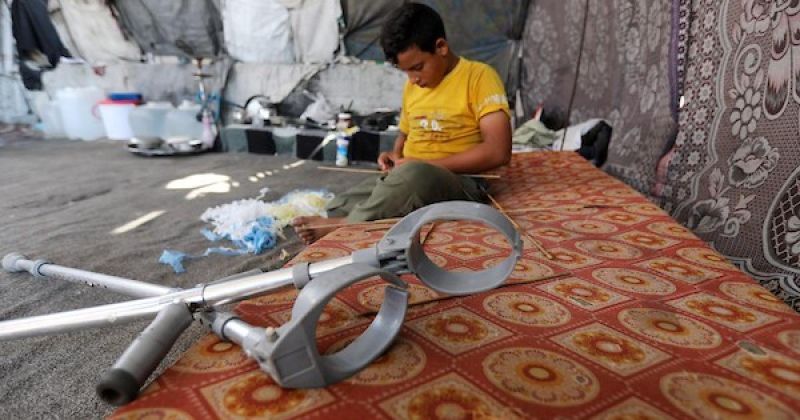 حين تصبح الطائرة الورقية قضية أمنية.. عمر يصنع لأطفال غزة ما تبقّى من اللعب