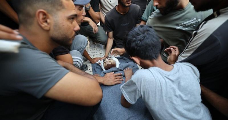 تصعيد إسرائيلي واسع في غزة: شهيدان بقصف مركبة على شارع الرشيد وهدم مدارس ومنازل ونيران تطال خيام النازحين