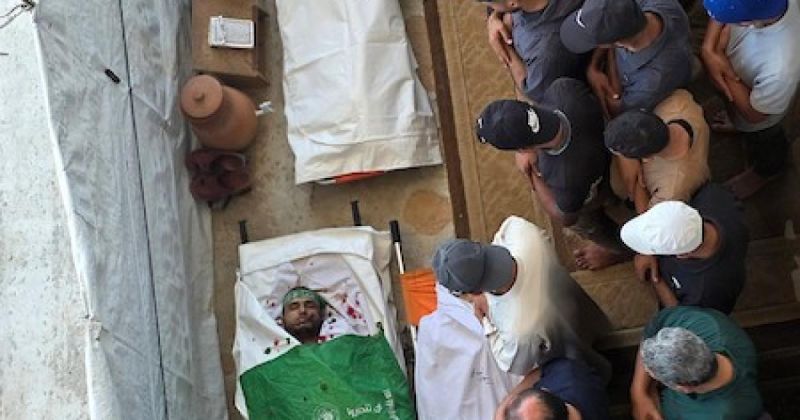فلسطينيون يحضرون جنازة ثلاثة أشخاص في خان يونس