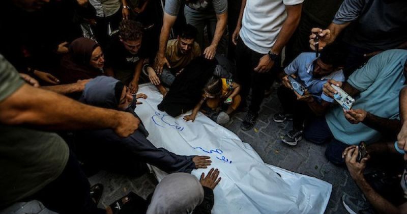 طفل بين الضحايا.. غزة تشيّع تسعة فلسطينيين بعد غارة على مقر للشرطة