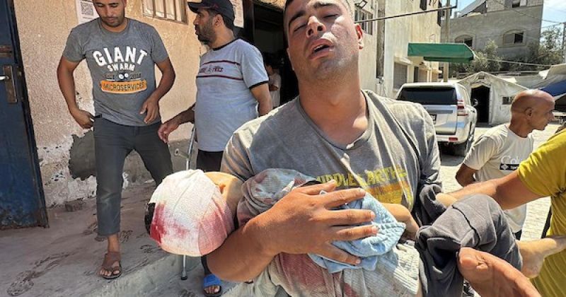 ودّاع جثمان طفل في مستشفى الأقصى بدير البلح