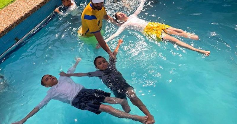 في مياه خان يونس.. أطفال مبتورو الأطراف يستعيدون بعضًا من طفولتهم