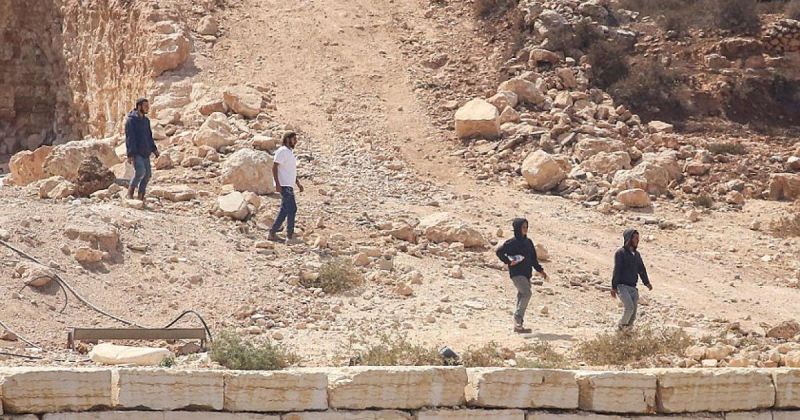 حصار وهجمات للمستوطنين واقتحامات واعتقالات في الضفة.. إصابات في عدة محافظات وقصرة تحت الحصار لليوم الـ21