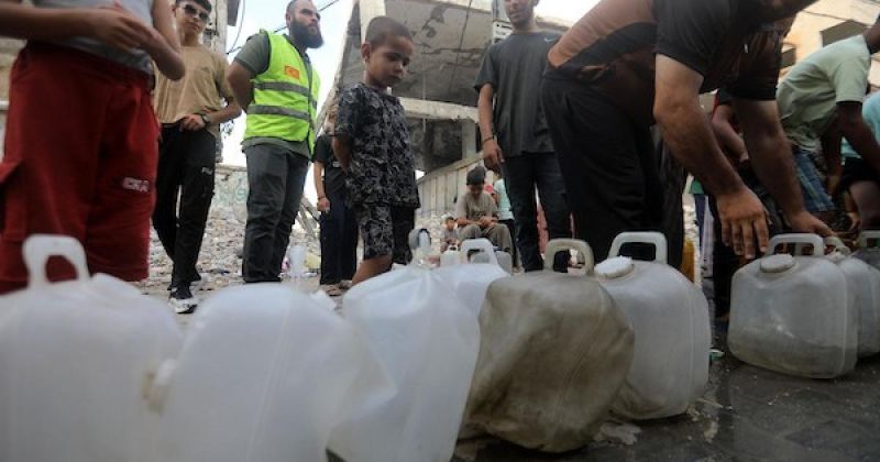 نازحون في غزة يلاحقون المياه وسط شح الخدمات الأساسية