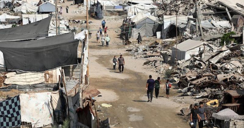 خيام بجوار المنازل المدمرة في منطقة الزرقاء بمدينة غزة