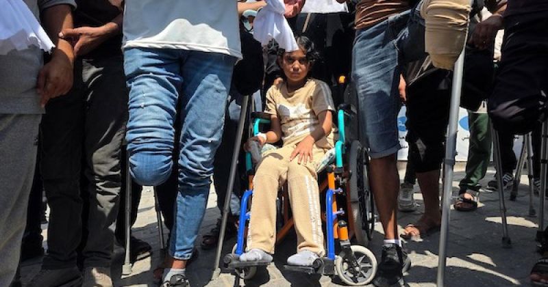 مرضى وجرحى غزة يعتصمون في مجمع ناصر مطالبين بفتح المعابر للعلاج في الخارج