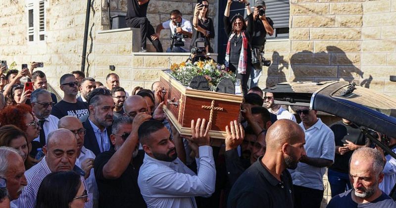 بالدموع والورود.. بيرزيت تودّع سليمان منصور في رحلته الأخيرة