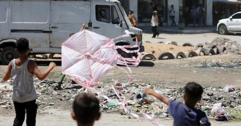 رغم خلوّها من المتفجرات.. «مجلس السلام» يصنّف طائرات غزة الورقية «نشاطًا مسلحًا» بعد ضغوط إسرائيلية