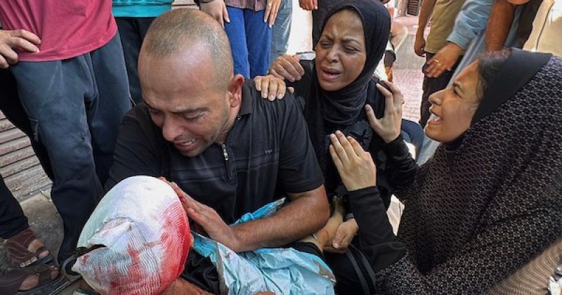 وداع طفل وشاب قضيا في قصف على دير البلح
