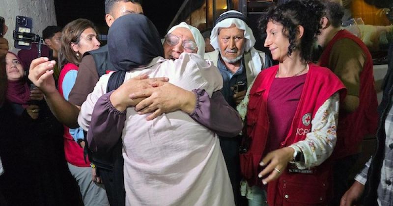مرضى ومرافقوهم وعمال عائدون من الضفة إلى قطاع غزة