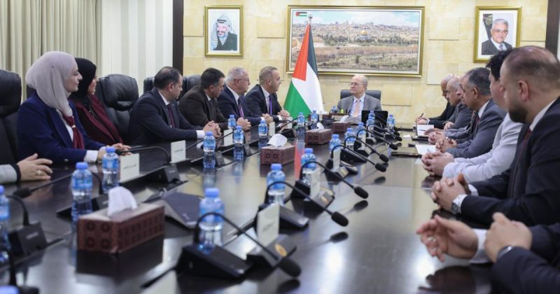 مصطفى يستقبل وفدا من بلدية الخليل ويطلع على أهم احتياجاتها وأولوياتها