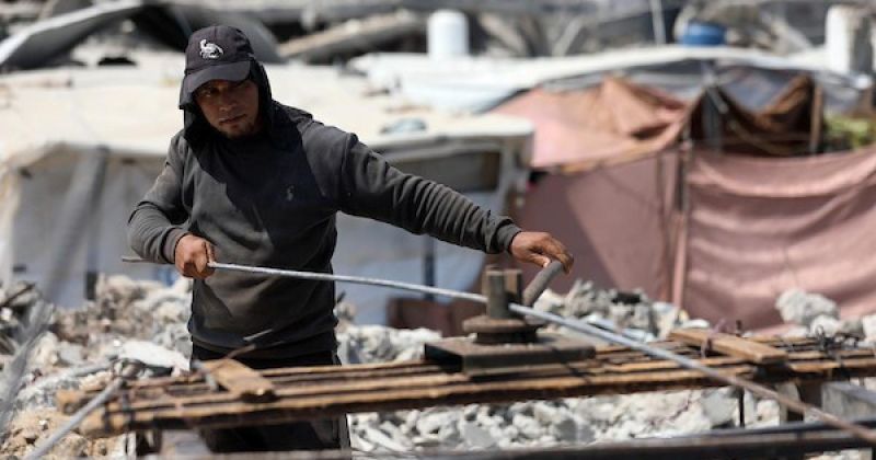 استخراج الحديد من أنقاض المنازل لإعادة استخدامه في خيام النازحين بغزة